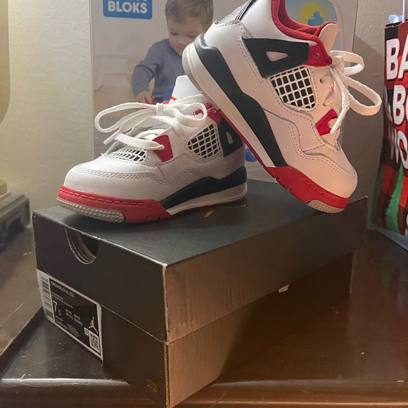 Jordan 4s size 7c - Picture 2 of 5